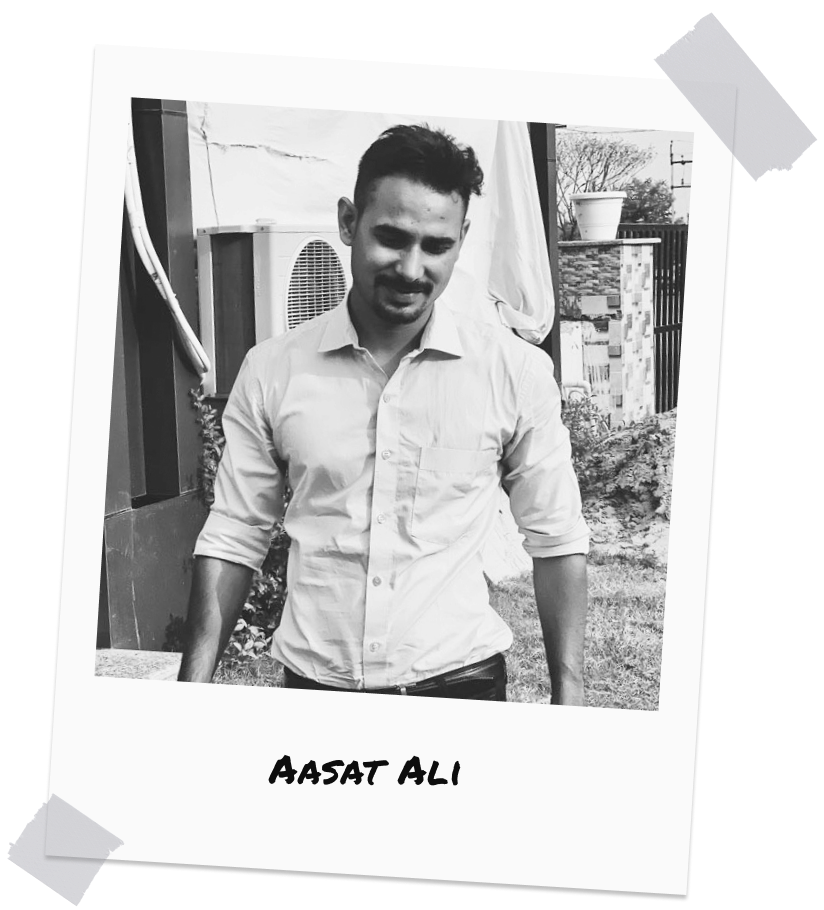 Aasat Ali, founder and CPO of stonearts®, is standing outside and smiling. He is wearing a light-colored shirt and looks relaxed.