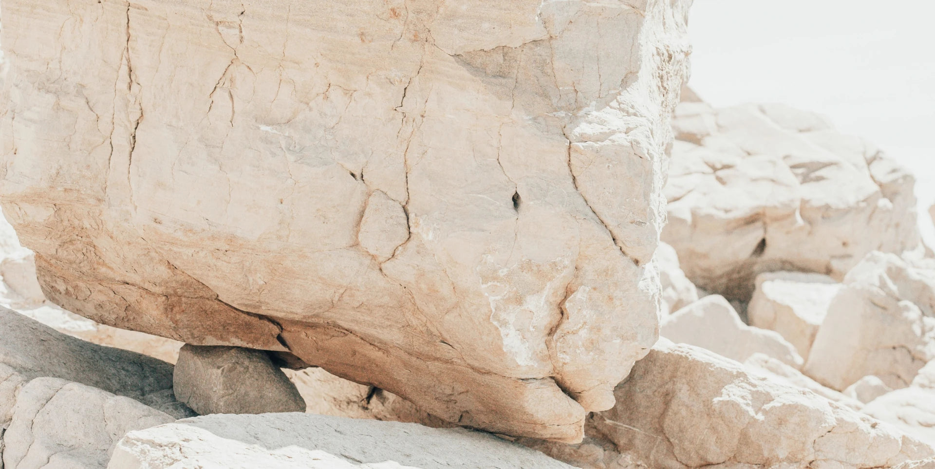 Close-up of a white sandstone rock with natural cracks, used for stonearts® acoustic panels and wall cladding.